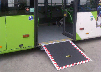 電気鋼鉄都市Pubilicバスのために着実に現存する不具にされた車椅子の傾斜路